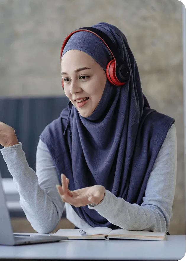 Student learning Qur'an online